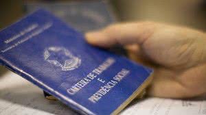 Carteira de trabalho | Marcia Folleto/Agência Brasil