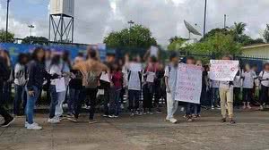 Grupo protestou em frente à escola nessa quarta, 04 | Arquivo
