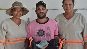 Garis encontraram dinheiro quando retiravam lixo de Praça em Santaluz | Notícias de SantaLuz