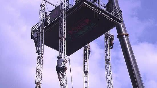 Casais enfrentam desafio que mistura rapel e escalada. | Divulgação/Record TV