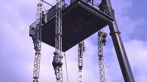 Casais enfrentam desafio que mistura rapel e escalada. | Divulgação/Record TV