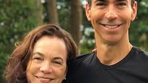 O apresentador Cesar Tralli e a mãe, dona Edna | Reprodução / Instagram