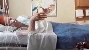 Imagem Internada, Beth Carvalho se anima com roda de samba no hospital; assista