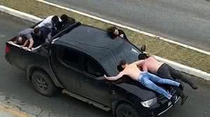 Imagem Criminosos usam reféns como escudo em assalto a bancos em Santa Catarina