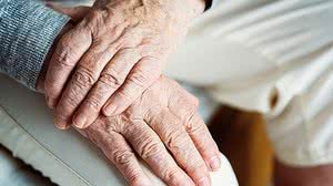 Idosos precisam de atenção especial | Pexels