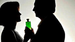 A ex-primeira-dama Michelle Bolsonaro (à esq.) e o ex-presidente Jair Bolsonaro (à dir.) nas fotos de campanha do perfume | Foto: Reprodução / Instagram