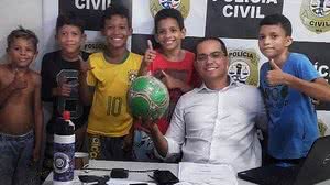 Imagem Crianças procuram delegacia após vizinha tomar bola, no Maranhão