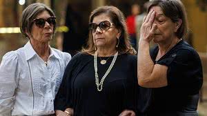 Tânia Rosa, Nanci Balan e Sandra Bucci, filhas de Palmirinha - Velório da cozinheira e apresentadora Palmirinha Onofre, no Cemitério do Morumby, em São Paulo; Palmirinha morreu no último domingo (7), aos 91 anos. | Danilo Verpa / Folhapress