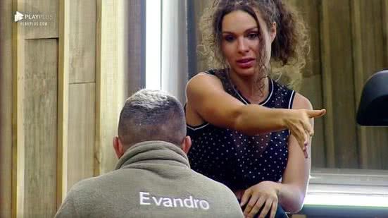 Fernanda Lacerda discutiu com seu antigo aliado, Evandro Santo | Reprodução/PlayPlus