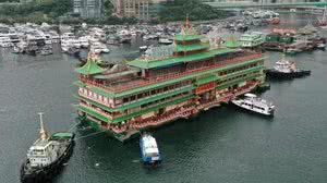 O gigante flutuante de 76 metros de comprimento e capacidade para 2.300 convidados | Foto: Peter Parks / AFP / CP