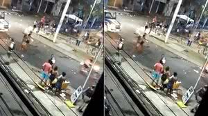 Policial agride homem durante comemoração em Salvador. | Aratu On Line