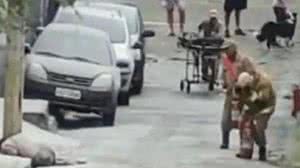 A vítima foi internada após o que testemunhas descreveram como 40 minutos de ataque do enxame | Foto: Reprodução/TV Globo