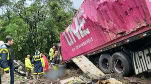 Carreta container tomba sobre van e mata nove pessoas de equipe de remo na BR-376 no Paraná | Corpo de Bombeiros