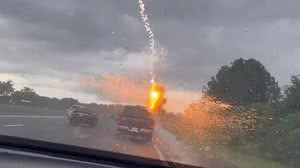 Imagens mostram a descarga elétrica sobre o veículo, que tem perda total | Foto: Reprodução