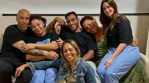 Na imagem, a primogênita do Rei do Futebol surge ao lado de Edinho, Celeste, Joshua, Flávia e Gemima | Foto: Reprodução / Instagram