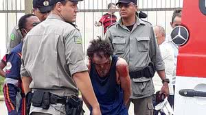 O agressor levou um soco e foi imobilizado dentro da igreja | Reprodução