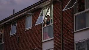 Moradores de Londres, no Reino Unido, em quarentena | Romena Fogliati / Folhapress