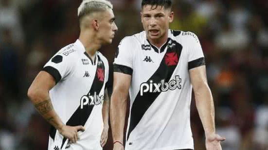 Puma Rodríguez e Manuel Capasso, em ação pelo Vasco. | Daniel Ramalho/CRVG