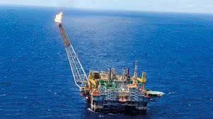 LUZ NO HORIZONTE - Plataforma em atividade: desta vez, os leilões do petróleo acontecem em clima de otimismo "Brasil nunca exportou tanto petróleo como em 2018", disse Opep | Petrobras/Divulgação