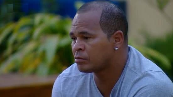 Imagem Chulapa vai às lágrimas ao falar do pai e é consolado