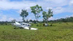 Imagem Avião bate em vaca durante decolagem e parte ao meio no Acre