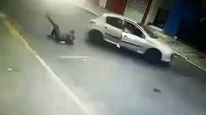 Bandido é deixado por comparsas após quebrar a perna | Reprodução / Youtube