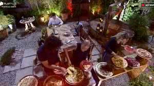 Imagem Após ganharem prova, peões do grupo Terra curtem noite de pizza