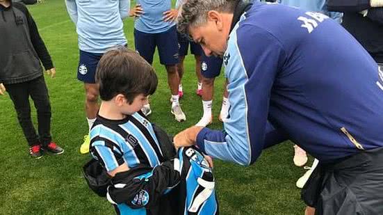 Bernardo recebeu autógrafo do ídolo Renato Portaluppi | Grêmio FBPA/Twitter