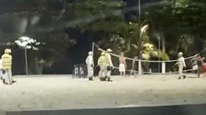 Imagem Polícia desfaz aglomeração e acaba com partida de vôlei na Praia da Pajuçara