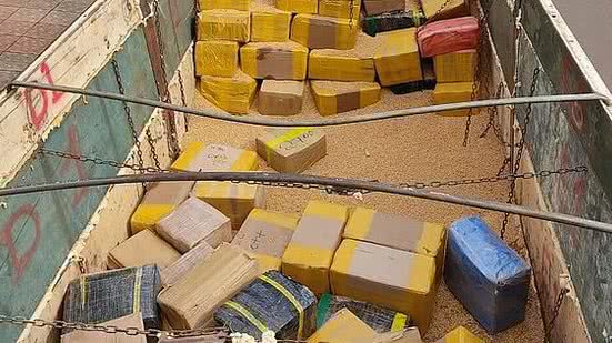A droga foi encontrada em uma carreta que supostamente transportava soja | Foto: Reprodução/PRF