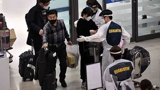 Coreia do Sul volta a impor quarentena a quem chega ao país | Foto: Jung Yeon/AFP