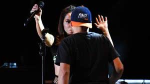 A reação de Anitta ao ver o homem se aproximando no palco | Will Dias/FuturaPress/FolhaPress