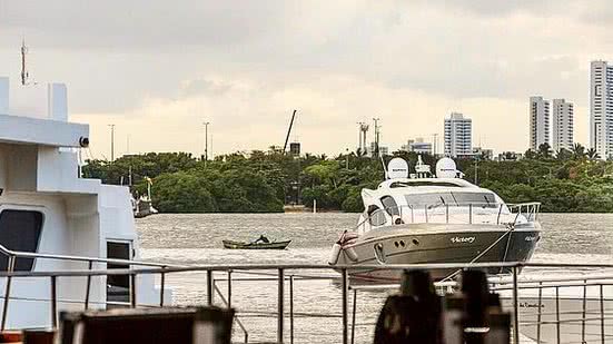 Imagem postada na rede social do DJ Jopin, preso suspeito de lavagem de dinheiro por meio de fabricação de embarcações; polícia não confirmou qual dos modelos foi apreendido | Reprodução / Instagram