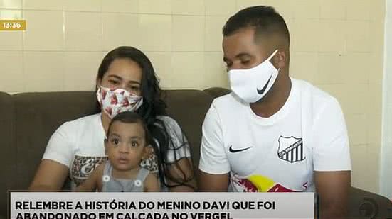 Imagem Após ser abandonado, bebê ganha carinho e aconchego de uma família