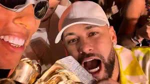 influenciador digital Buzeira presenteou o jogador Neymar com um cordão de ouro avaliado em 2 milhões de reais | @buzeira_ via instagram / Estadão