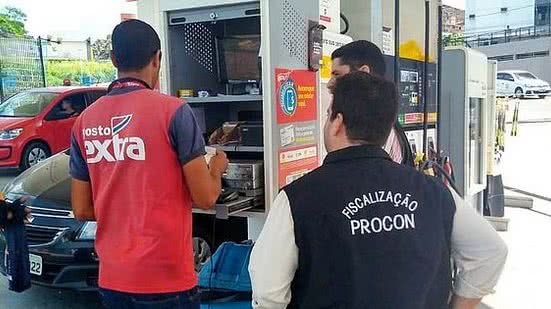 Procon Maceió realiza pesquisa em postos de gasolina da capital. | Secom Maceió