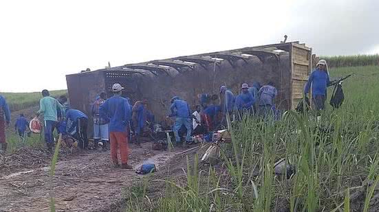 Passageiros viajavam na carroceria do caminhão usado para carregar cana | 40 Graus AL