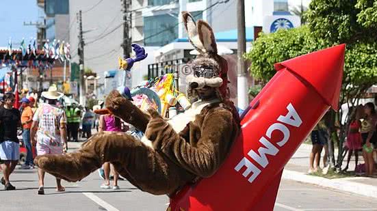 Imagem Criatividade e irreverência: foliões capricham nas fantasias no desfile do Pinto da Madrugada