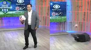 Imagem Apresentador tenta fazer embaixadinhas e leva tombo ao vivo; veja