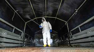 Militar do exército Italiano realiza a esterilização dos caminhões após descarregar os caixões com os corpos das vítimas do coronavírus (COVID-19) no cemitério de Cinisello Balsamo | DiaEsportivo/Folhapress