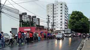 Fila de desempregados se formou ao longo do Eixo Quartel | TNH1 / Deborah Freire