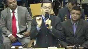 Pastor Samuel Freire da Costa, ao centro da imagem | Foto: Reprodução / Youtube