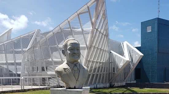 Prático da barra do Porto do Recife, Nelcy Campos (busto) rebocou navio em chamas para alto mar. | Foto: Peu Ricardo/DP