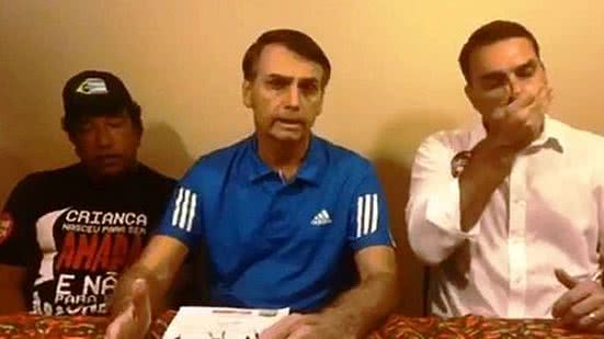 Bolsonaro comentou fatos políticos durante uma transmissão ao vivo em sua página no Facebook | Reprodução Facebook