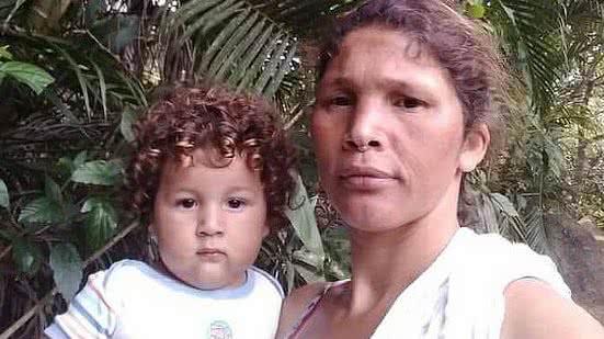 O morro que deslizou atrás do cômodo de pau a pique soterrou a mãe e sete filhos, deixando vivo apenas o de 12 anos, que está internado em estado gravíssimo | Foto: Reprodução