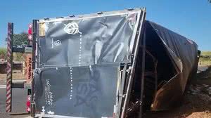 As cantoras não estavam no veículo, que transportava apenas equipamentos de som. Sertanejas fazem show em Bariri (SP) nesta sexta-feira (17) | Foto: Reprodução