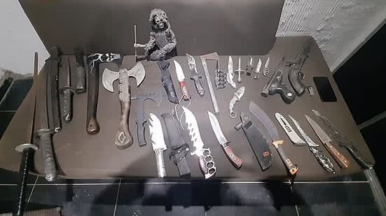 foram apreendidas facas, uma arma de pressão e uma garrucha | Foto: Cortesia / SSP