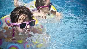 Crianças praticando natação | Pixabay