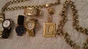 Imagem Relógios e correntes de ouro: os bens sequestrados dos milicianos