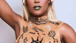 No novo trabalho, Danny Bond valoriza suas raízes, fazendo referência a comunidade onde ficou conhecida como Rainha do Jacintinho. | Foto: Divulgação